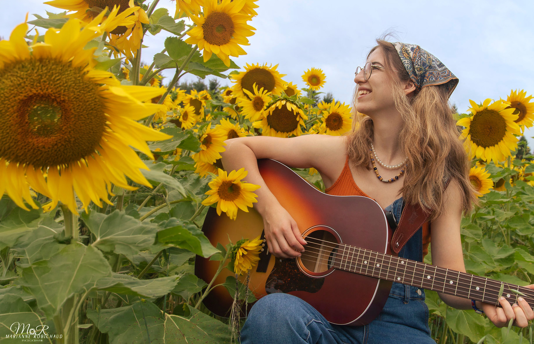 Joëlle dans un champ de tournesols