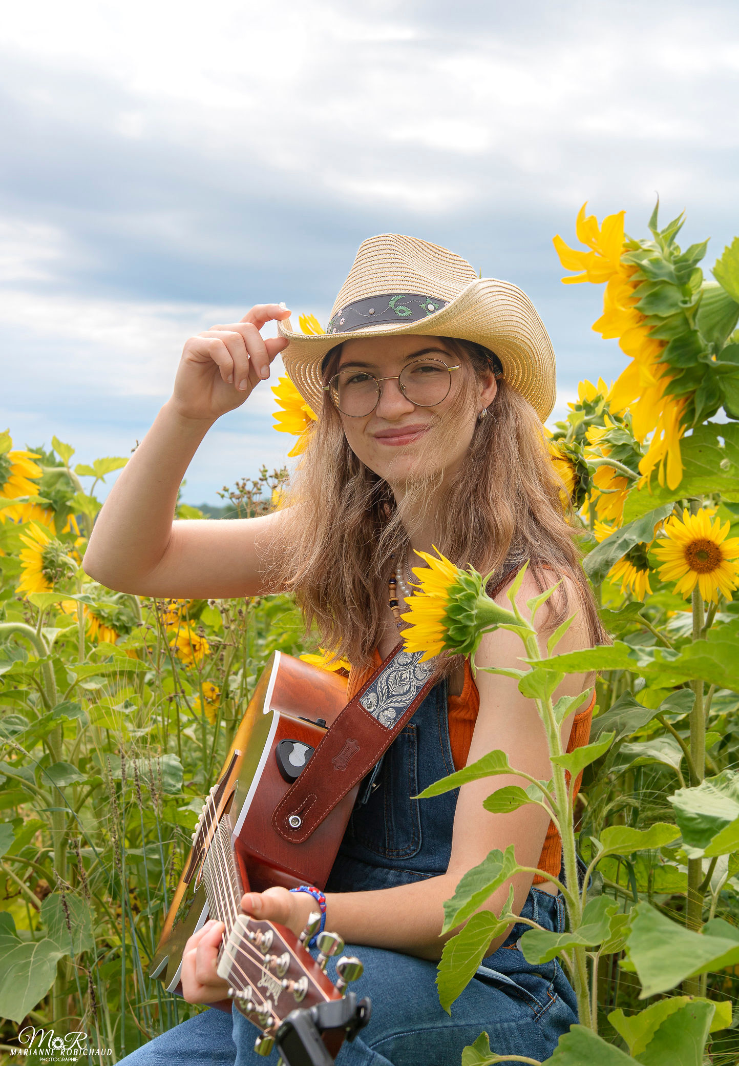 Joëlle Robichaud, guitare au champ de tournesols